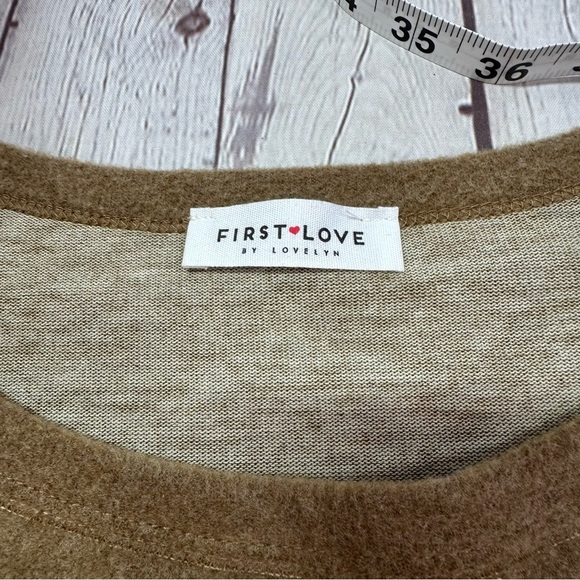 NWT boutique first love by lovelyn Tan Sweater Gray Star Pattern - Picture 6 of 12